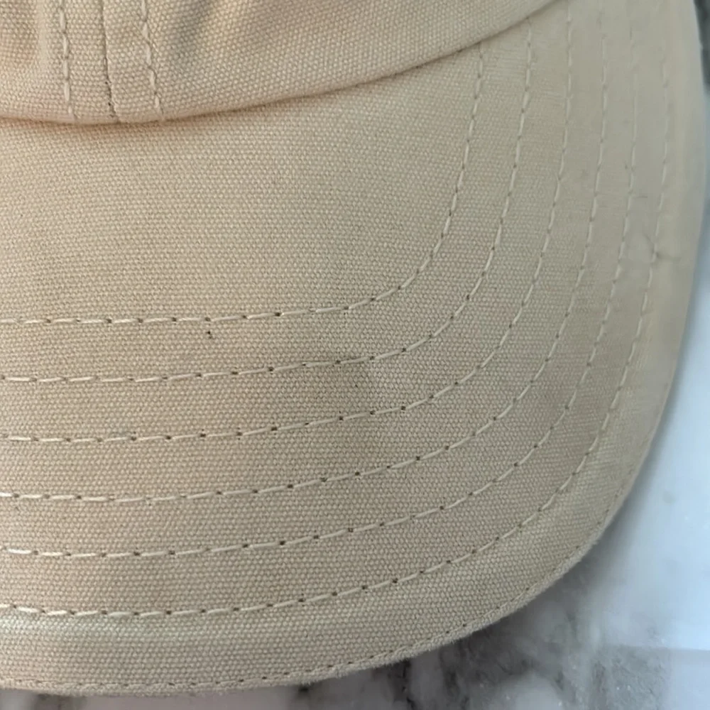 Coca-Cola hat with golf ball and tee - Picture 3 of 9